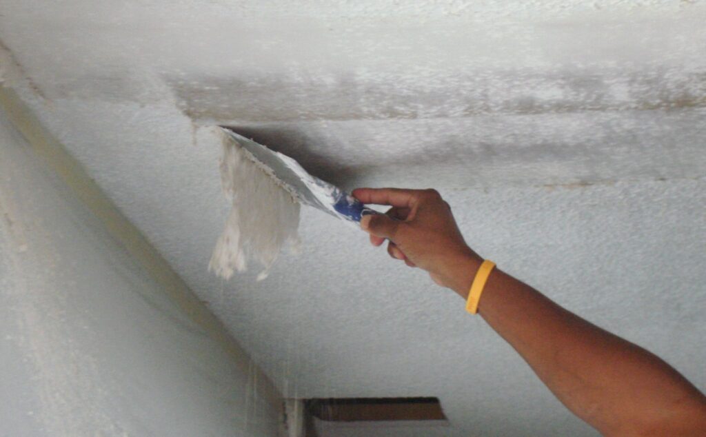 Процесс очищения старого потолка